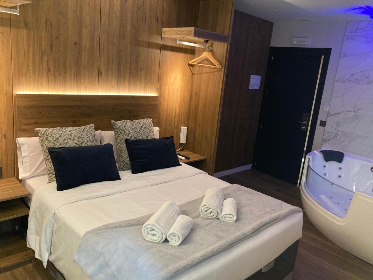 Daos Suites & Terrace Marbella Exteriör bild